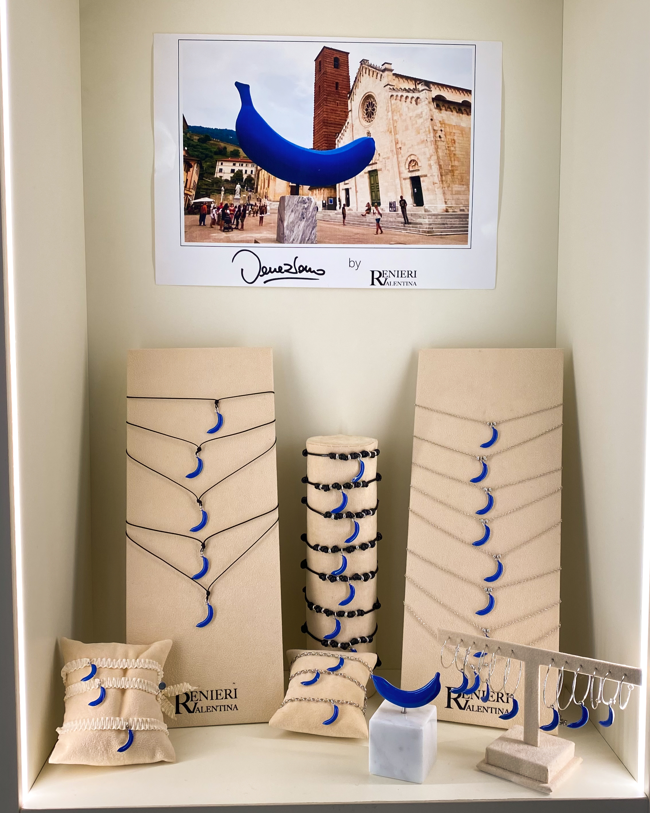 Collezione dedicata alla Banana blu, cofirmata con l'artista Giuseppe Veneziano