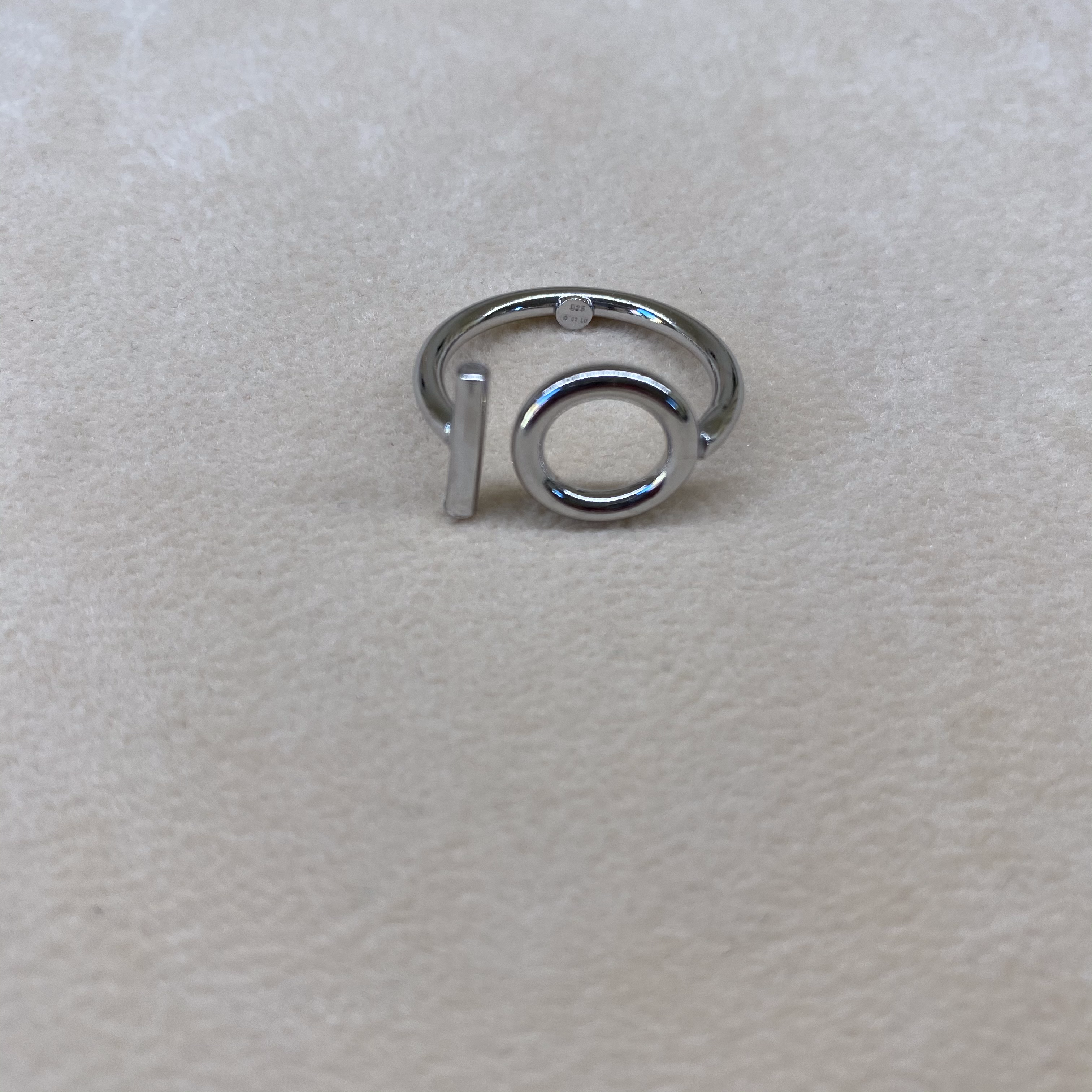 Anello geometrico a contrarié con cerchio e barra argento 925 galvanica rodio